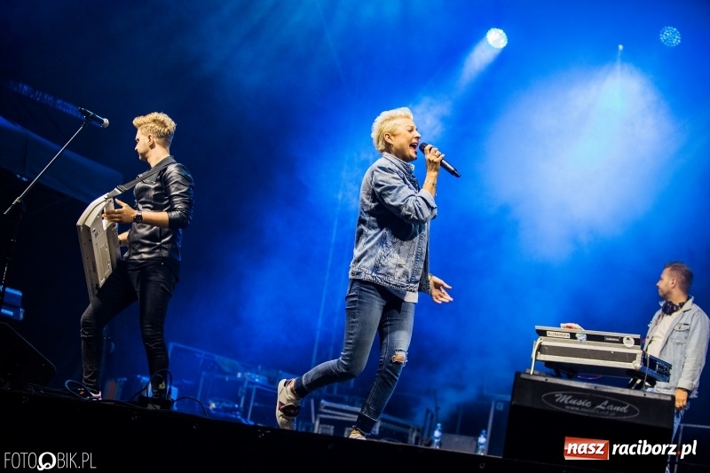 Zdjęcie w galerii na portalu naszraciborz.pl: Disco-Polo na finał XXV Memoriału. Doxxx oraz Piękni i Młodzi porwali raciborską publiczność wiadomości z regionu