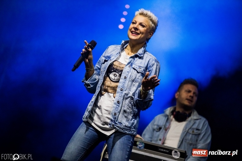 Zdjęcie w galerii na portalu naszraciborz.pl: Disco-Polo na finał XXV Memoriału. Doxxx oraz Piękni i Młodzi porwali raciborską publiczność wiadomości z regionu