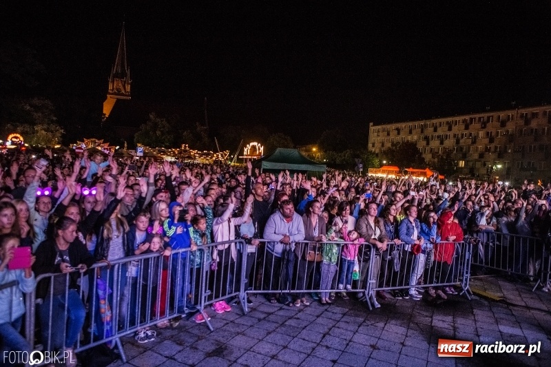 Zdjęcie w galerii na portalu naszraciborz.pl: Disco-Polo na finał XXV Memoriału. Doxxx oraz Piękni i Młodzi porwali raciborską publiczność wiadomości z regionu