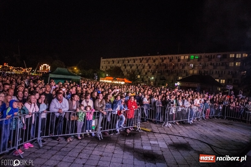 Zdjęcie w galerii na portalu naszraciborz.pl: Disco-Polo na finał XXV Memoriału. Doxxx oraz Piękni i Młodzi porwali raciborską publiczność wiadomości z regionu