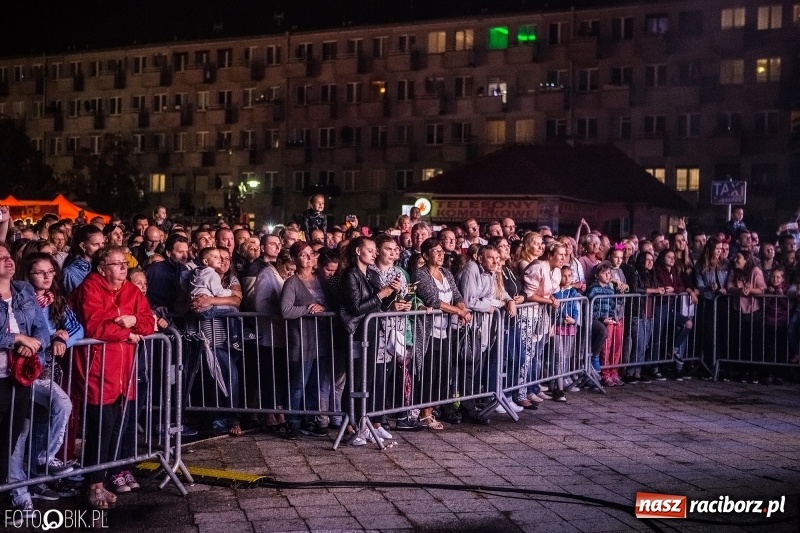 Zdjęcie w galerii na portalu naszraciborz.pl: Disco-Polo na finał XXV Memoriału. Doxxx oraz Piękni i Młodzi porwali raciborską publiczność wiadomości z regionu