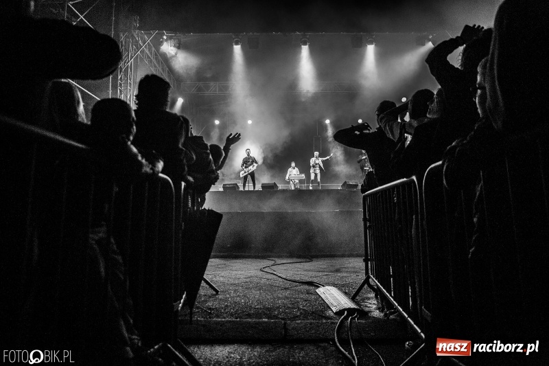 Zdjęcie w galerii na portalu naszraciborz.pl: Disco-Polo na finał XXV Memoriału. Doxxx oraz Piękni i Młodzi porwali raciborską publiczność wiadomości z regionu