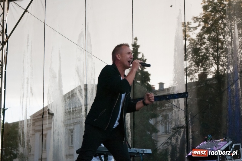 Zdjęcie w galerii na portalu naszraciborz.pl: Disco-Polo na finał XXV Memoriału. Doxxx oraz Piękni i Młodzi porwali raciborską publiczność wiadomości z regionu