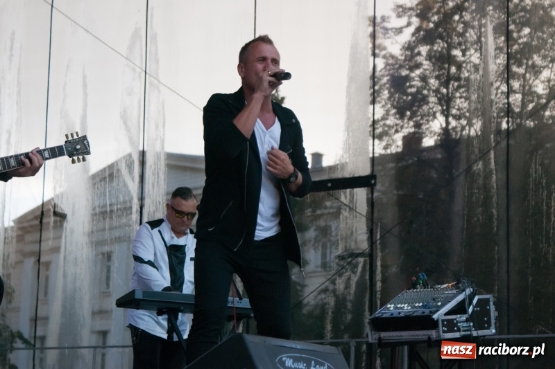 Zdjęcie w galerii na portalu naszraciborz.pl: Disco-Polo na finał XXV Memoriału. Doxxx oraz Piękni i Młodzi porwali raciborską publiczność wiadomości z regionu