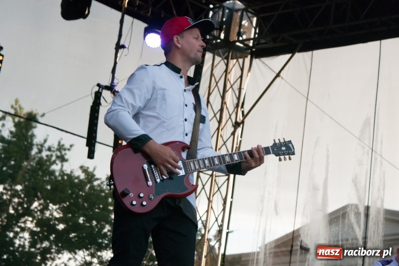 Zdjęcie w galerii na portalu naszraciborz.pl: Disco-Polo na finał XXV Memoriału. Doxxx oraz Piękni i Młodzi porwali raciborską publiczność wiadomości z regionu