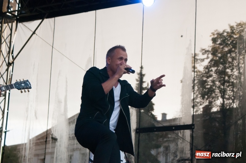 Zdjęcie w galerii na portalu naszraciborz.pl: Disco-Polo na finał XXV Memoriału. Doxxx oraz Piękni i Młodzi porwali raciborską publiczność wiadomości z regionu