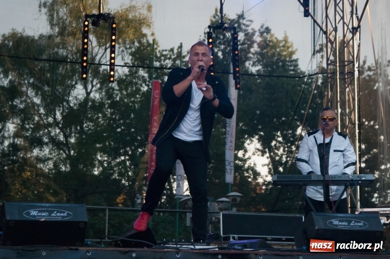 Zdjęcie w galerii na portalu naszraciborz.pl: Disco-Polo na finał XXV Memoriału. Doxxx oraz Piękni i Młodzi porwali raciborską publiczność wiadomości z regionu