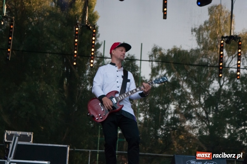 Zdjęcie w galerii na portalu naszraciborz.pl: Disco-Polo na finał XXV Memoriału. Doxxx oraz Piękni i Młodzi porwali raciborską publiczność wiadomości z regionu