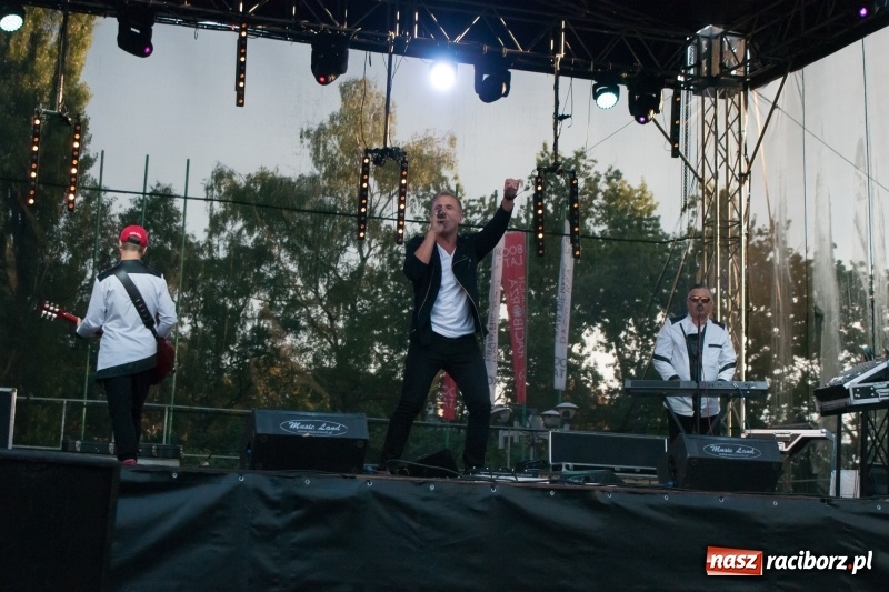 Zdjęcie w galerii na portalu naszraciborz.pl: Disco-Polo na finał XXV Memoriału. Doxxx oraz Piękni i Młodzi porwali raciborską publiczność wiadomości z regionu