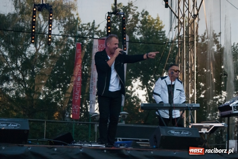 Zdjęcie w galerii na portalu naszraciborz.pl: Disco-Polo na finał XXV Memoriału. Doxxx oraz Piękni i Młodzi porwali raciborską publiczność wiadomości z regionu