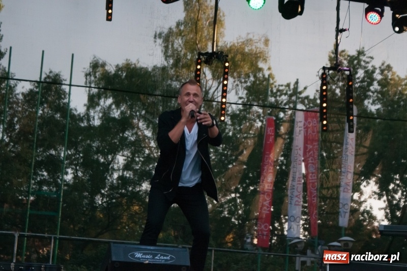 Zdjęcie w galerii na portalu naszraciborz.pl: Disco-Polo na finał XXV Memoriału. Doxxx oraz Piękni i Młodzi porwali raciborską publiczność wiadomości z regionu