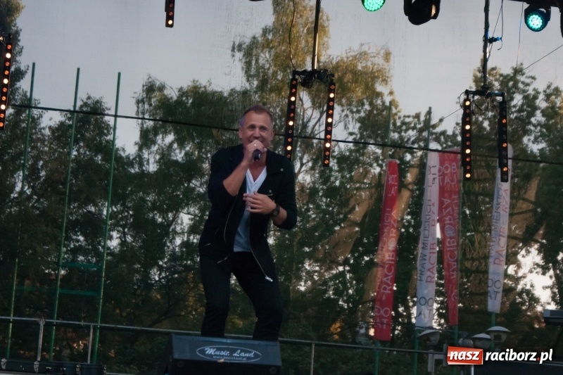 Zdjęcie w galerii na portalu naszraciborz.pl: Disco-Polo na finał XXV Memoriału. Doxxx oraz Piękni i Młodzi porwali raciborską publiczność wiadomości z regionu