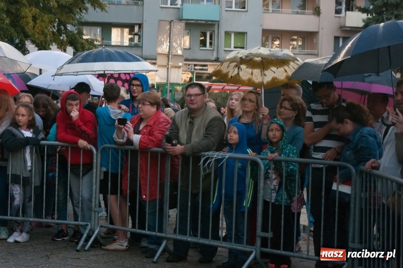 Zdjęcie w galerii na portalu naszraciborz.pl: Disco-Polo na finał XXV Memoriału. Doxxx oraz Piękni i Młodzi porwali raciborską publiczność wiadomości z regionu