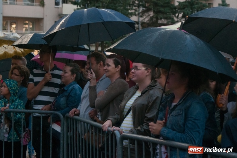 Zdjęcie w galerii na portalu naszraciborz.pl: Disco-Polo na finał XXV Memoriału. Doxxx oraz Piękni i Młodzi porwali raciborską publiczność wiadomości z regionu