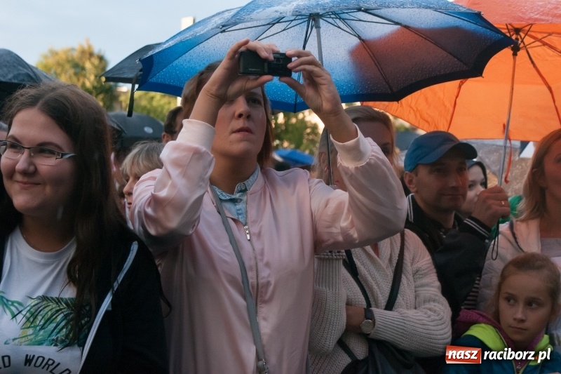 Zdjęcie w galerii na portalu naszraciborz.pl: Disco-Polo na finał XXV Memoriału. Doxxx oraz Piękni i Młodzi porwali raciborską publiczność wiadomości z regionu