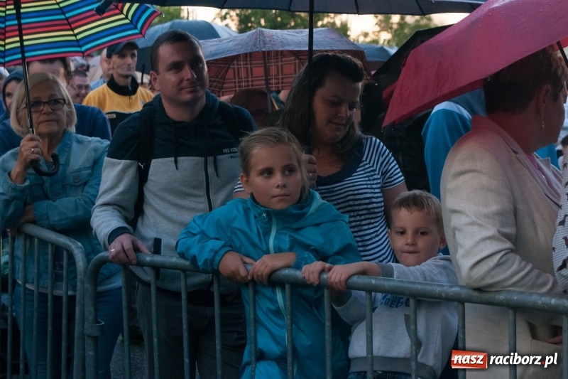 Zdjęcie w galerii na portalu naszraciborz.pl: Disco-Polo na finał XXV Memoriału. Doxxx oraz Piękni i Młodzi porwali raciborską publiczność wiadomości z regionu