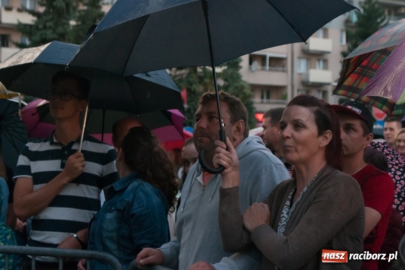 Zdjęcie w galerii na portalu naszraciborz.pl: Disco-Polo na finał XXV Memoriału. Doxxx oraz Piękni i Młodzi porwali raciborską publiczność wiadomości z regionu