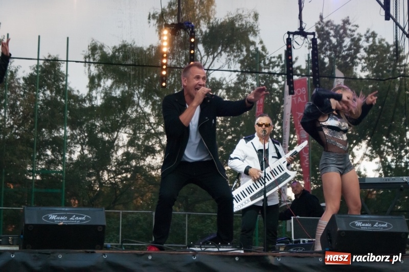 Zdjęcie w galerii na portalu naszraciborz.pl: Disco-Polo na finał XXV Memoriału. Doxxx oraz Piękni i Młodzi porwali raciborską publiczność wiadomości z regionu