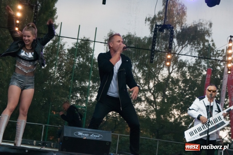 Zdjęcie w galerii na portalu naszraciborz.pl: Disco-Polo na finał XXV Memoriału. Doxxx oraz Piękni i Młodzi porwali raciborską publiczność wiadomości z regionu