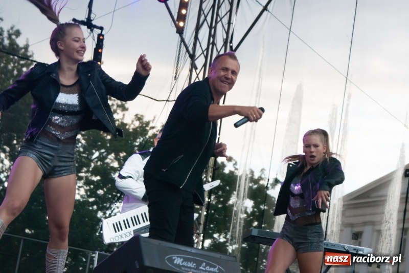 Zdjęcie w galerii na portalu naszraciborz.pl: Disco-Polo na finał XXV Memoriału. Doxxx oraz Piękni i Młodzi porwali raciborską publiczność wiadomości z regionu