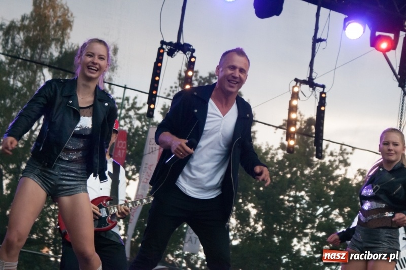 Zdjęcie w galerii na portalu naszraciborz.pl: Disco-Polo na finał XXV Memoriału. Doxxx oraz Piękni i Młodzi porwali raciborską publiczność wiadomości z regionu