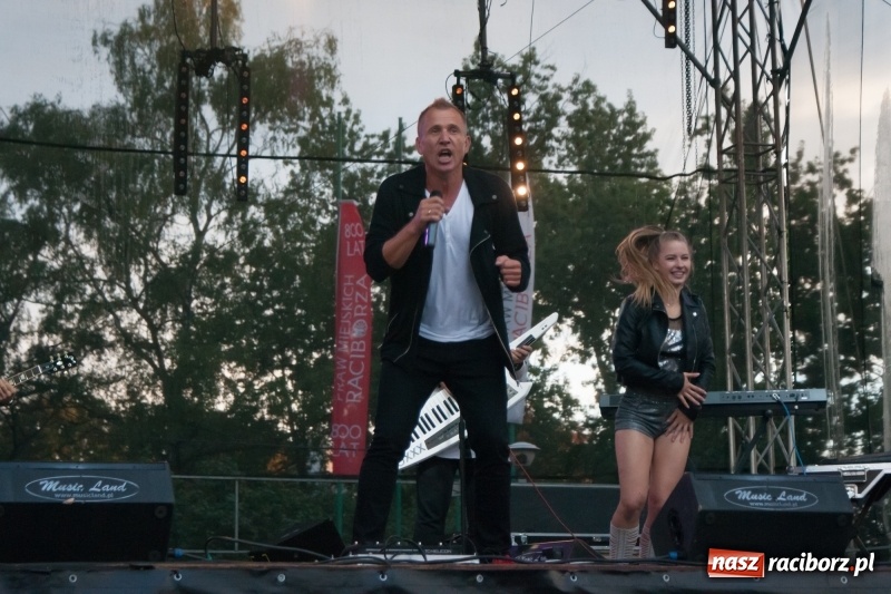 Zdjęcie w galerii na portalu naszraciborz.pl: Disco-Polo na finał XXV Memoriału. Doxxx oraz Piękni i Młodzi porwali raciborską publiczność wiadomości z regionu