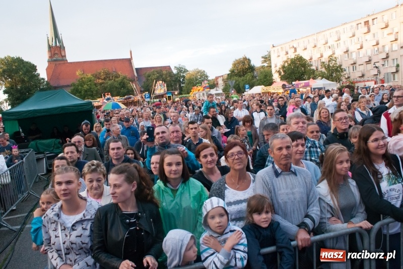Zdjęcie w galerii na portalu naszraciborz.pl: Disco-Polo na finał XXV Memoriału. Doxxx oraz Piękni i Młodzi porwali raciborską publiczność wiadomości z regionu