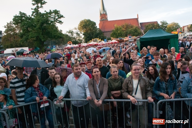Zdjęcie w galerii na portalu naszraciborz.pl: Disco-Polo na finał XXV Memoriału. Doxxx oraz Piękni i Młodzi porwali raciborską publiczność wiadomości z regionu