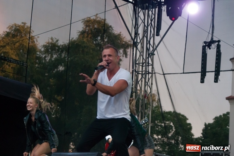 Zdjęcie w galerii na portalu naszraciborz.pl: Disco-Polo na finał XXV Memoriału. Doxxx oraz Piękni i Młodzi porwali raciborską publiczność wiadomości z regionu