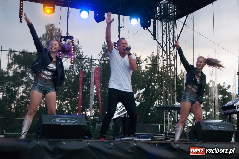 Zdjęcie w galerii na portalu naszraciborz.pl: Disco-Polo na finał XXV Memoriału. Doxxx oraz Piękni i Młodzi porwali raciborską publiczność wiadomości z regionu