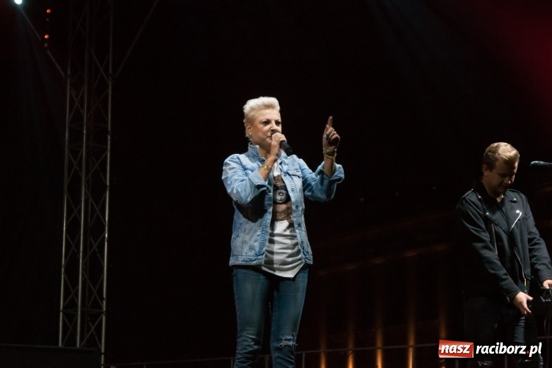 Zdjęcie w galerii na portalu naszraciborz.pl: Disco-Polo na finał XXV Memoriału. Doxxx oraz Piękni i Młodzi porwali raciborską publiczność wiadomości z regionu