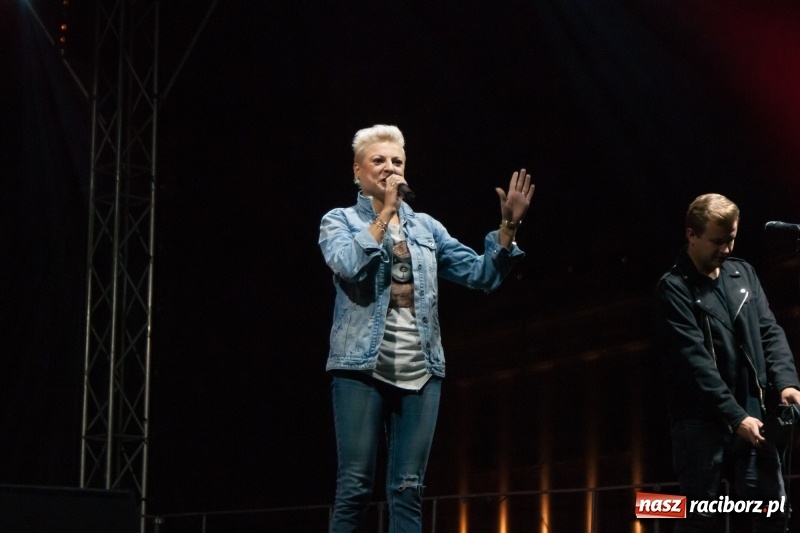 Zdjęcie w galerii na portalu naszraciborz.pl: Disco-Polo na finał XXV Memoriału. Doxxx oraz Piękni i Młodzi porwali raciborską publiczność wiadomości z regionu