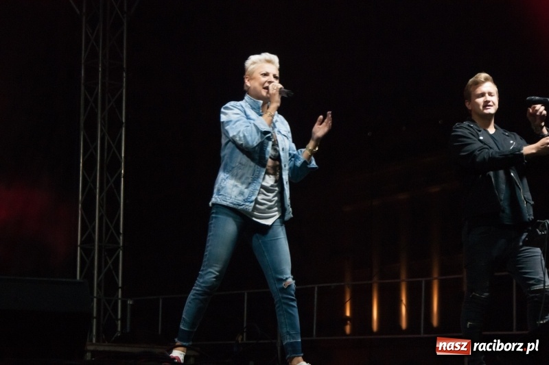 Zdjęcie w galerii na portalu naszraciborz.pl: Disco-Polo na finał XXV Memoriału. Doxxx oraz Piękni i Młodzi porwali raciborską publiczność wiadomości z regionu