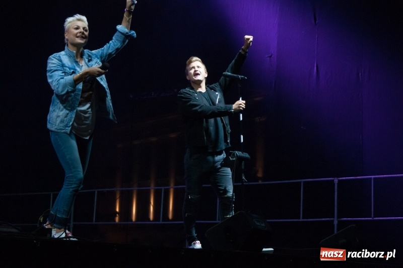 Zdjęcie w galerii na portalu naszraciborz.pl: Disco-Polo na finał XXV Memoriału. Doxxx oraz Piękni i Młodzi porwali raciborską publiczność wiadomości z regionu