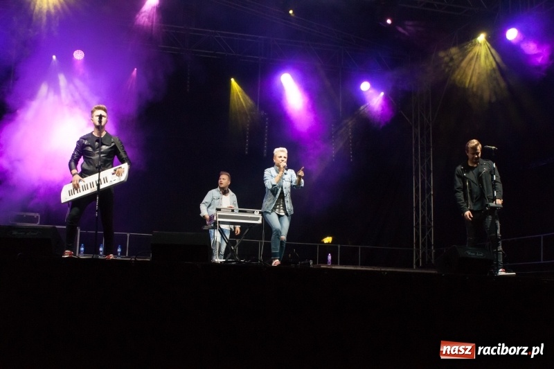 Zdjęcie w galerii na portalu naszraciborz.pl: Disco-Polo na finał XXV Memoriału. Doxxx oraz Piękni i Młodzi porwali raciborską publiczność wiadomości z regionu