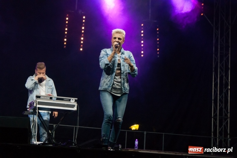 Zdjęcie w galerii na portalu naszraciborz.pl: Disco-Polo na finał XXV Memoriału. Doxxx oraz Piękni i Młodzi porwali raciborską publiczność wiadomości z regionu