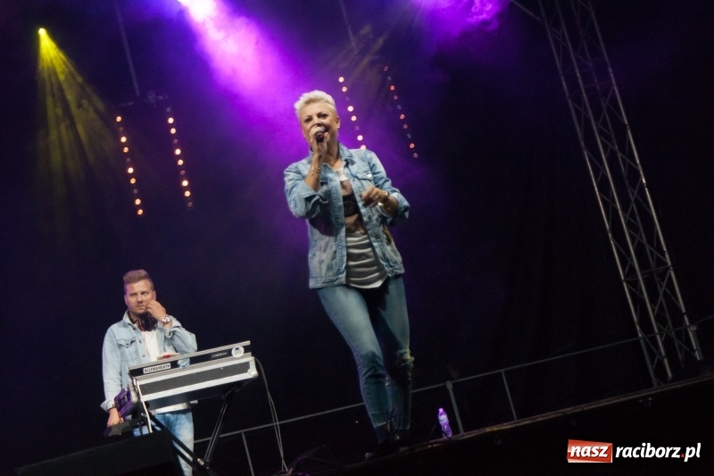 Zdjęcie w galerii na portalu naszraciborz.pl: Disco-Polo na finał XXV Memoriału. Doxxx oraz Piękni i Młodzi porwali raciborską publiczność wiadomości z regionu