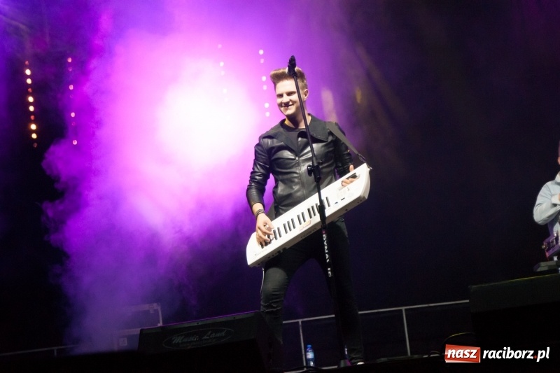 Zdjęcie w galerii na portalu naszraciborz.pl: Disco-Polo na finał XXV Memoriału. Doxxx oraz Piękni i Młodzi porwali raciborską publiczność wiadomości z regionu