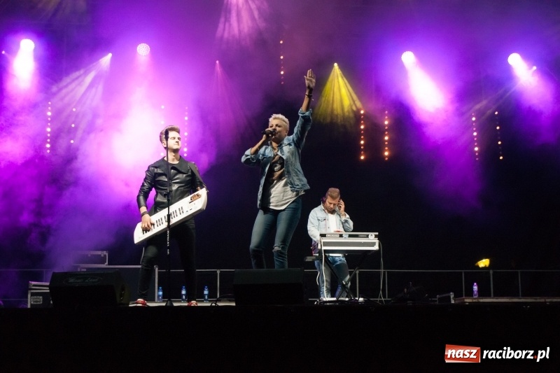 Zdjęcie w galerii na portalu naszraciborz.pl: Disco-Polo na finał XXV Memoriału. Doxxx oraz Piękni i Młodzi porwali raciborską publiczność wiadomości z regionu