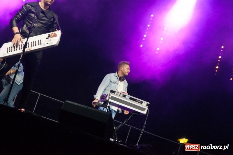 Zdjęcie w galerii na portalu naszraciborz.pl: Disco-Polo na finał XXV Memoriału. Doxxx oraz Piękni i Młodzi porwali raciborską publiczność wiadomości z regionu