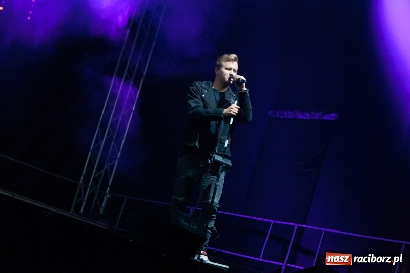 Zdjęcie w galerii na portalu naszraciborz.pl: Disco-Polo na finał XXV Memoriału. Doxxx oraz Piękni i Młodzi porwali raciborską publiczność wiadomości z regionu