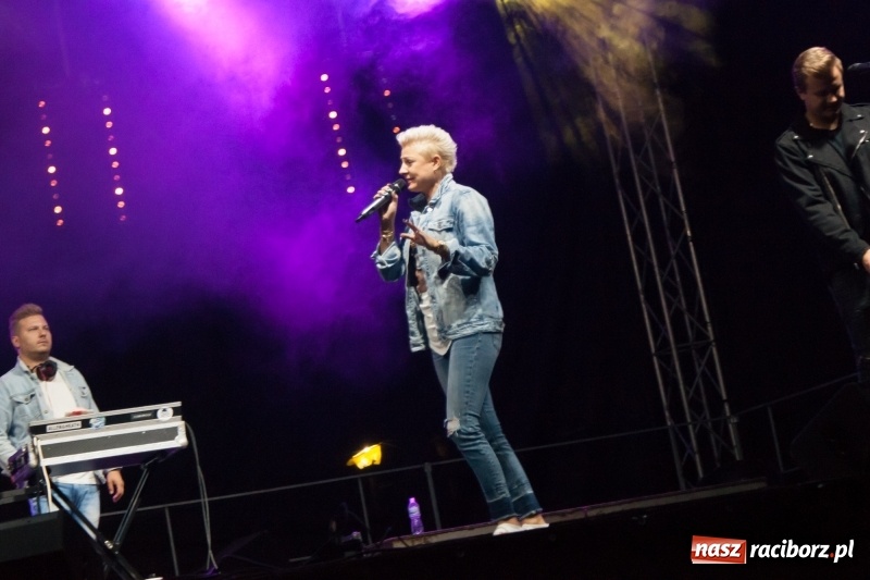 Zdjęcie w galerii na portalu naszraciborz.pl: Disco-Polo na finał XXV Memoriału. Doxxx oraz Piękni i Młodzi porwali raciborską publiczność wiadomości z regionu