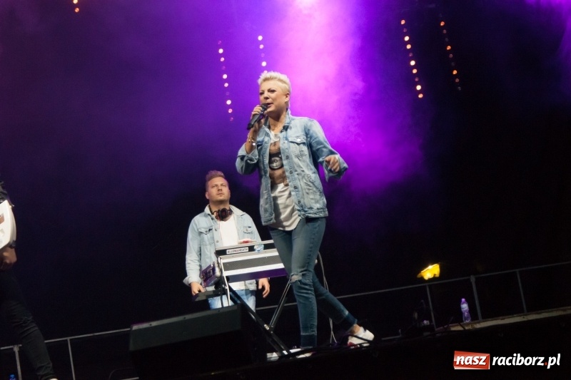 Zdjęcie w galerii na portalu naszraciborz.pl: Disco-Polo na finał XXV Memoriału. Doxxx oraz Piękni i Młodzi porwali raciborską publiczność wiadomości z regionu