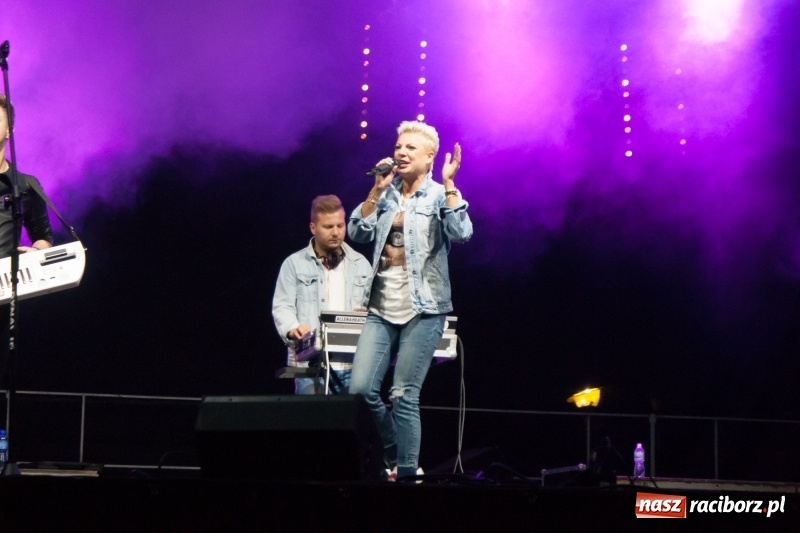 Zdjęcie w galerii na portalu naszraciborz.pl: Disco-Polo na finał XXV Memoriału. Doxxx oraz Piękni i Młodzi porwali raciborską publiczność wiadomości z regionu