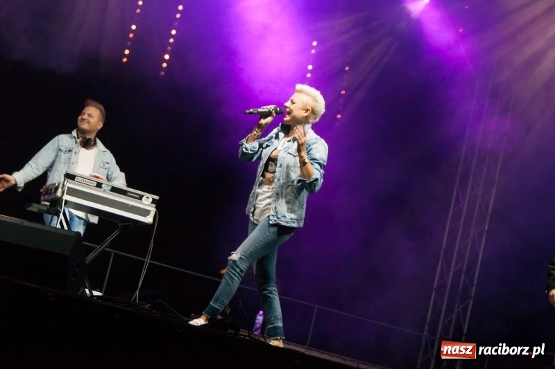 Zdjęcie w galerii na portalu naszraciborz.pl: Disco-Polo na finał XXV Memoriału. Doxxx oraz Piękni i Młodzi porwali raciborską publiczność wiadomości z regionu