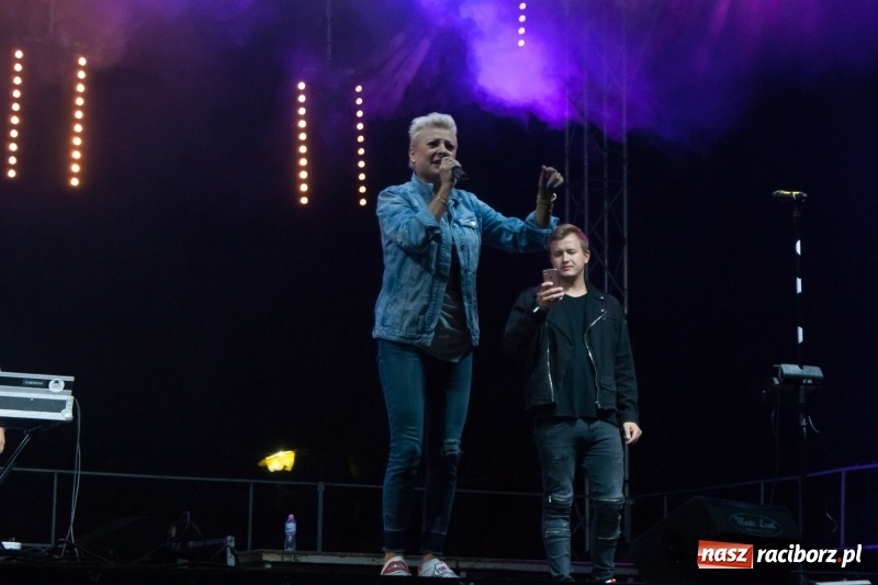 Zdjęcie w galerii na portalu naszraciborz.pl: Disco-Polo na finał XXV Memoriału. Doxxx oraz Piękni i Młodzi porwali raciborską publiczność wiadomości z regionu