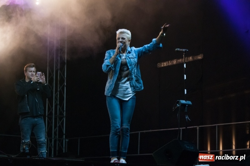 Zdjęcie w galerii na portalu naszraciborz.pl: Disco-Polo na finał XXV Memoriału. Doxxx oraz Piękni i Młodzi porwali raciborską publiczność wiadomości z regionu