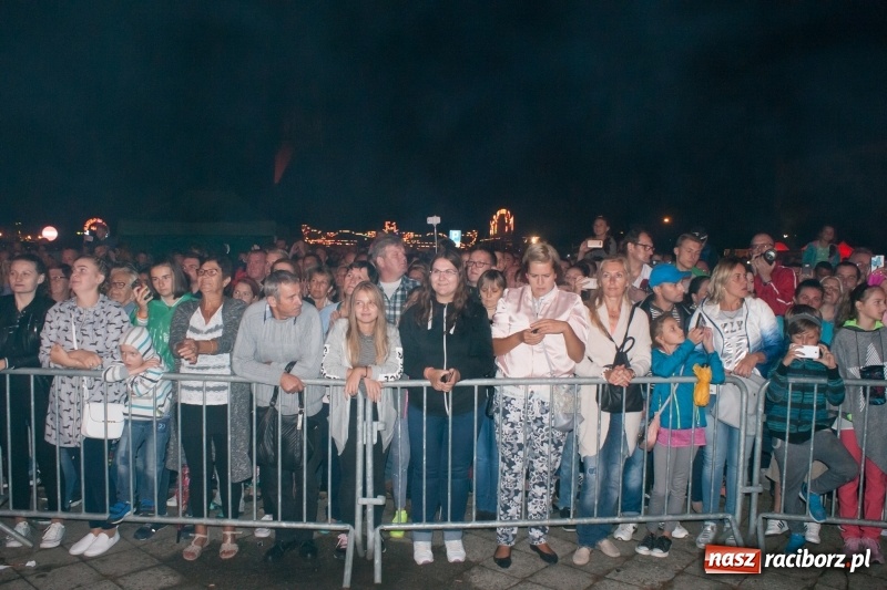 Zdjęcie w galerii na portalu naszraciborz.pl: Disco-Polo na finał XXV Memoriału. Doxxx oraz Piękni i Młodzi porwali raciborską publiczność wiadomości z regionu