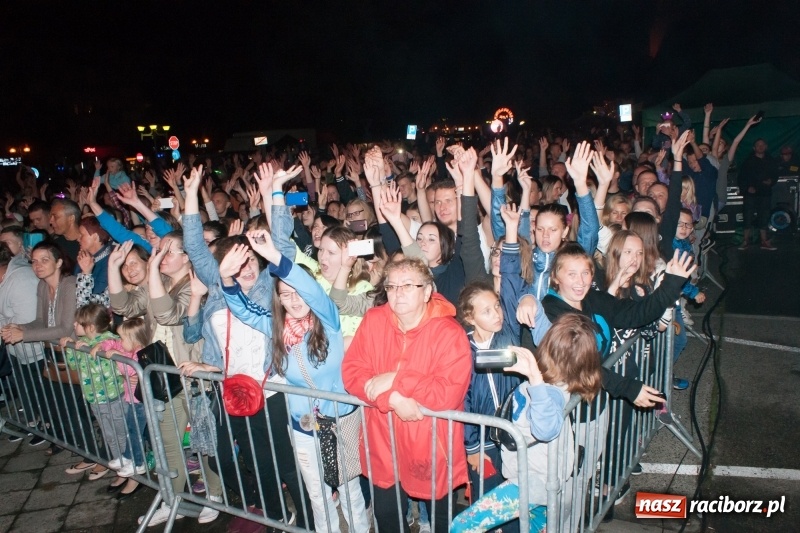 Zdjęcie w galerii na portalu naszraciborz.pl: Disco-Polo na finał XXV Memoriału. Doxxx oraz Piękni i Młodzi porwali raciborską publiczność wiadomości z regionu