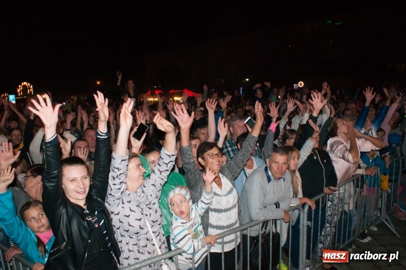 Zdjęcie w galerii na portalu naszraciborz.pl: Disco-Polo na finał XXV Memoriału. Doxxx oraz Piękni i Młodzi porwali raciborską publiczność wiadomości z regionu